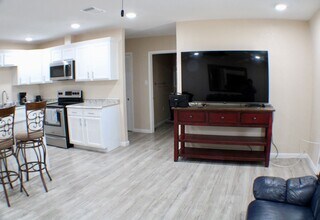 1141 Katy St in New Braunfels, TX - Foto de edificio - Building Photo