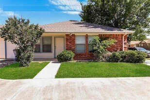 136 Stewart Bend Ct in Azle, TX - Building Photo