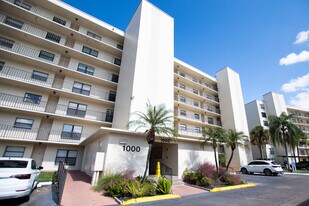 1000 Cove Cay Dr in Clearwater, FL - Building Photo