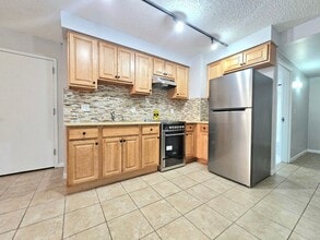 22 W 25th St, Unit Studio in Bayonne, NJ - Foto de edificio - Building Photo