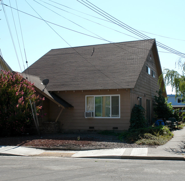 1133 Evans Dr in Santa Rosa, CA - Foto de edificio - Building Photo