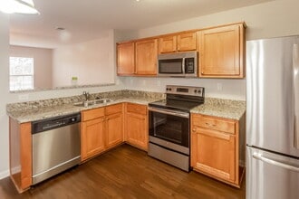 10060 Nolton Cir in Cordova, TN - Foto de edificio - Building Photo