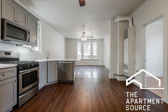 3135 N Oakley Ave, Unit CH2 in Chicago, IL - Building Photo - Building Photo