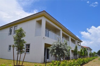 8440 W McNab Rd-Unit -8440 in Tamarac, FL - Foto de edificio - Building Photo