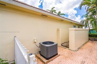 5253 NW 94th Doral Pl in Doral, FL - Foto de edificio - Building Photo