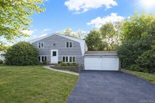 44 University Heights Dr in Stony Brook, NY - Building Photo