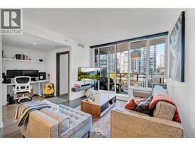 68 Smithe St in Vancouver, BC - Building Photo