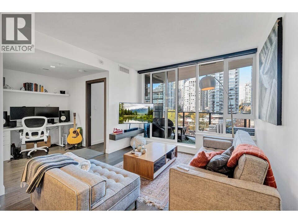 68 Smithe St in Vancouver, BC - Building Photo