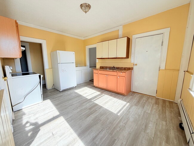 98 Glen St in New Britain, CT - Building Photo - Building Photo