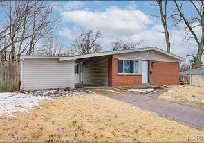 675 Pimlico Dr in Florissant, MO - Building Photo