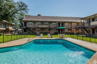 Castlewood Apartments in Shreveport, LA - Foto de edificio - Building Photo