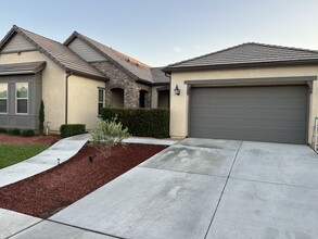 598 Crescent Ln in Madera, CA - Building Photo - Building Photo