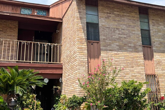 100 Aurora St in Laredo, TX - Building Photo - Building Photo