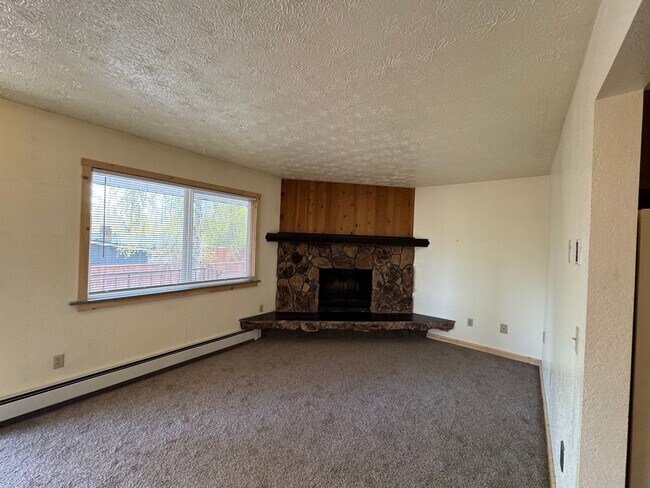 2104 Roosevelt Dr in Anchorage, AK - Building Photo - Building Photo