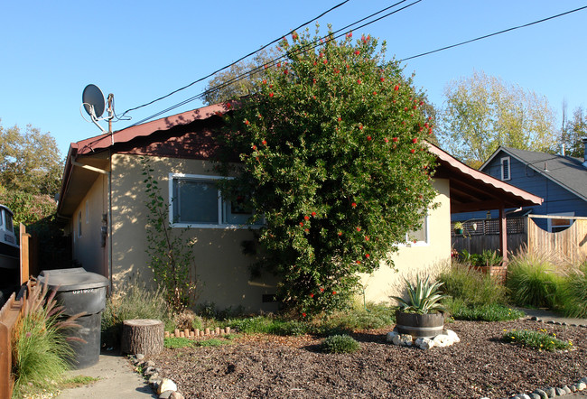 1574 Wright St in Santa Rosa, CA - Foto de edificio - Building Photo