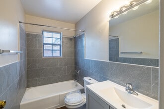Easton North Apartments in Somerset, NJ - Building Photo - Interior Photo