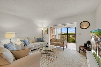 2206 S Cypress Bend Dr in Pompano Beach, FL - Building Photo - Building Photo