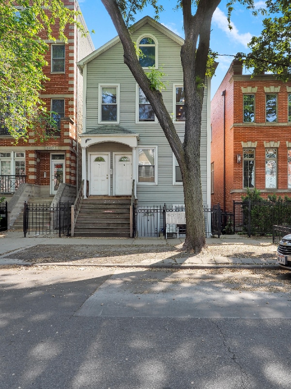 property at 2425 N Greenview Ave