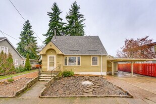 1137 SE Uglow Ave in Dallas, OR - Building Photo