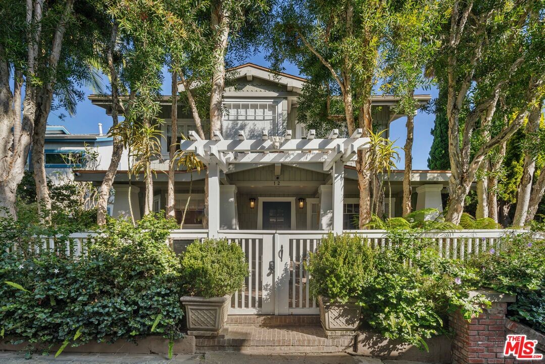 12 Seaview Terrace in Santa Monica, CA - Building Photo