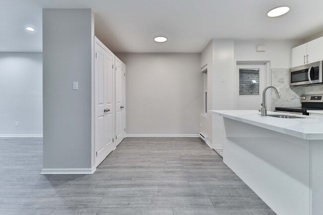 2-104 Beverley St in Toronto, ON - Building Photo - Building Photo