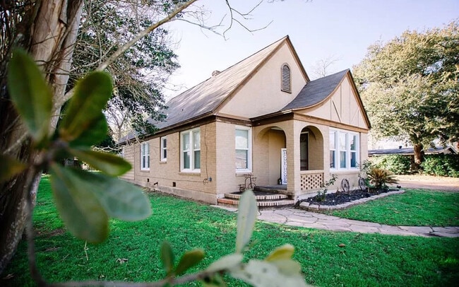 2002 Milam St in Columbus, TX - Building Photo - Building Photo