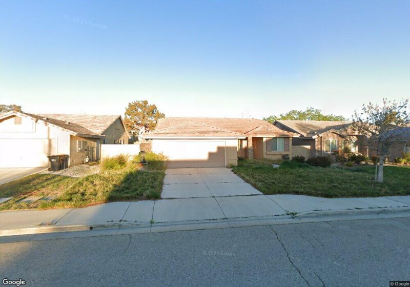43129 Ruth Ln in Lancaster, CA - Foto de edificio