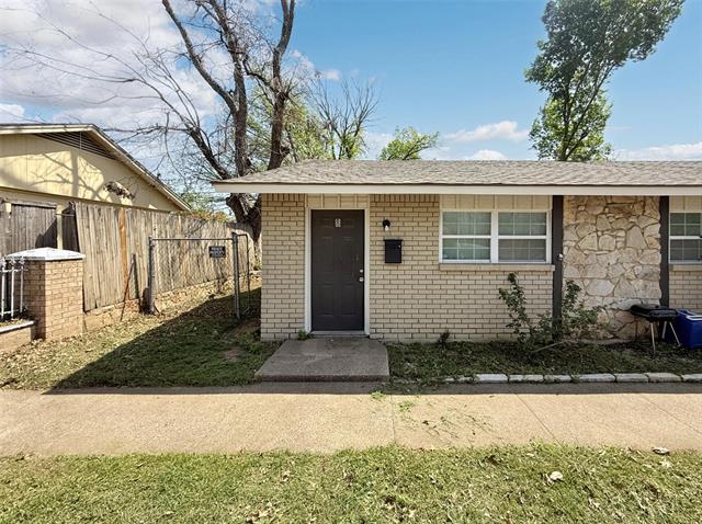 211 Skyway Dr in Euless, TX - Building Photo