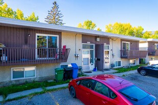 4824 Varsity Dr NW in Calgary, AB - Building Photo