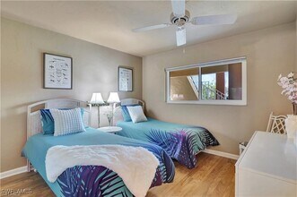 360 Charlemagne Blvd in Naples, FL - Foto de edificio - Building Photo