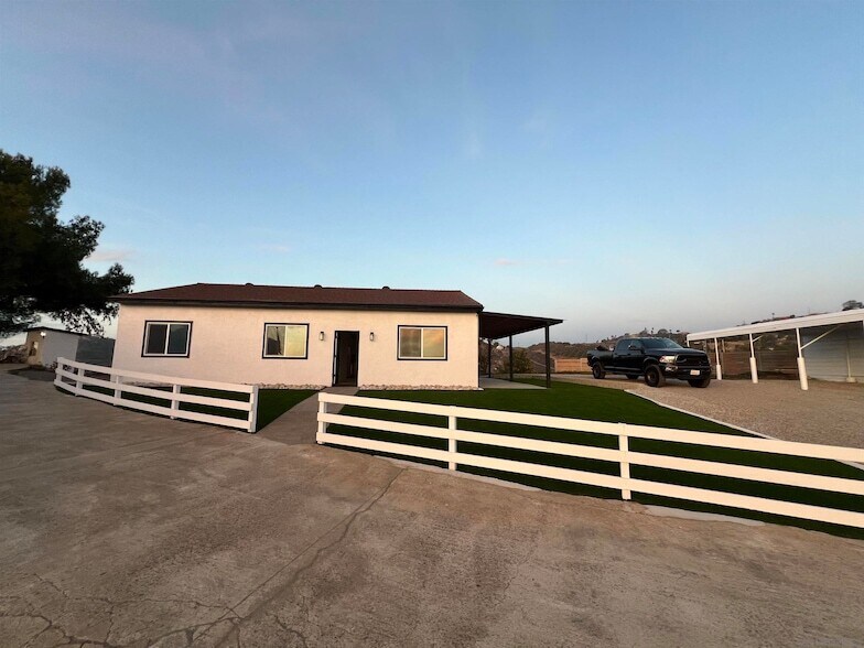 1531 Avohill Dr in Vista, CA - Building Photo