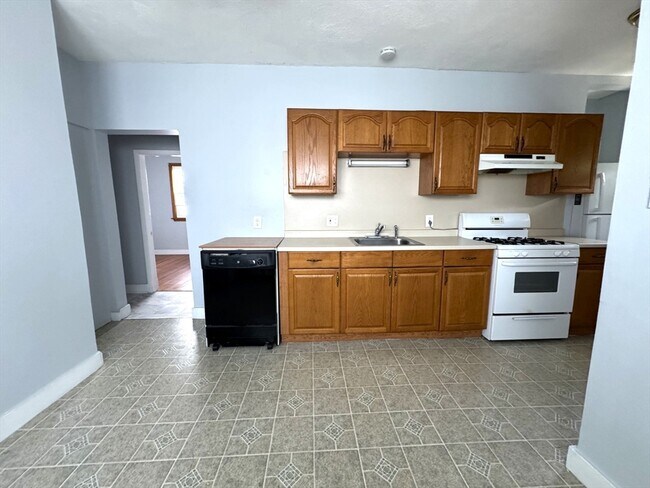 28 Frederick Ave, Unit 1 in Medford, MA - Building Photo - Building Photo