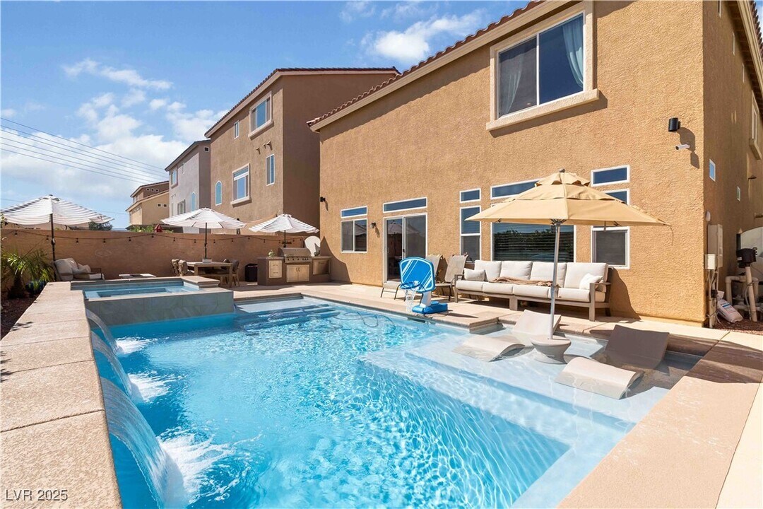 9758 Hawk Crest St in Las Vegas, NV - Building Photo
