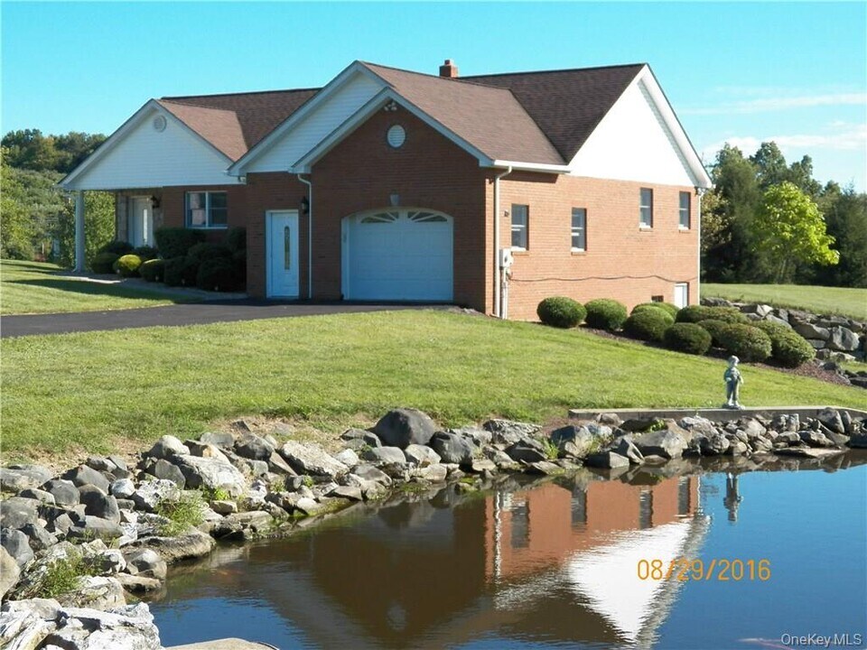 35 Acampora Dr in Wallkill, NY - Building Photo