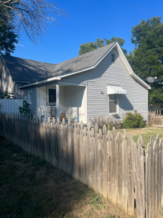 2024 E 6th Ave in Caney, KS - Building Photo