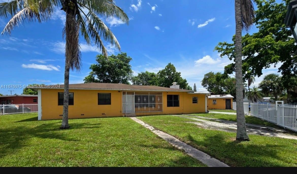 1290 NW 120th St in North Miami, FL - Foto de edificio