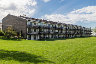 Villas at Riverview in College Point, NY - Foto de edificio - Building Photo