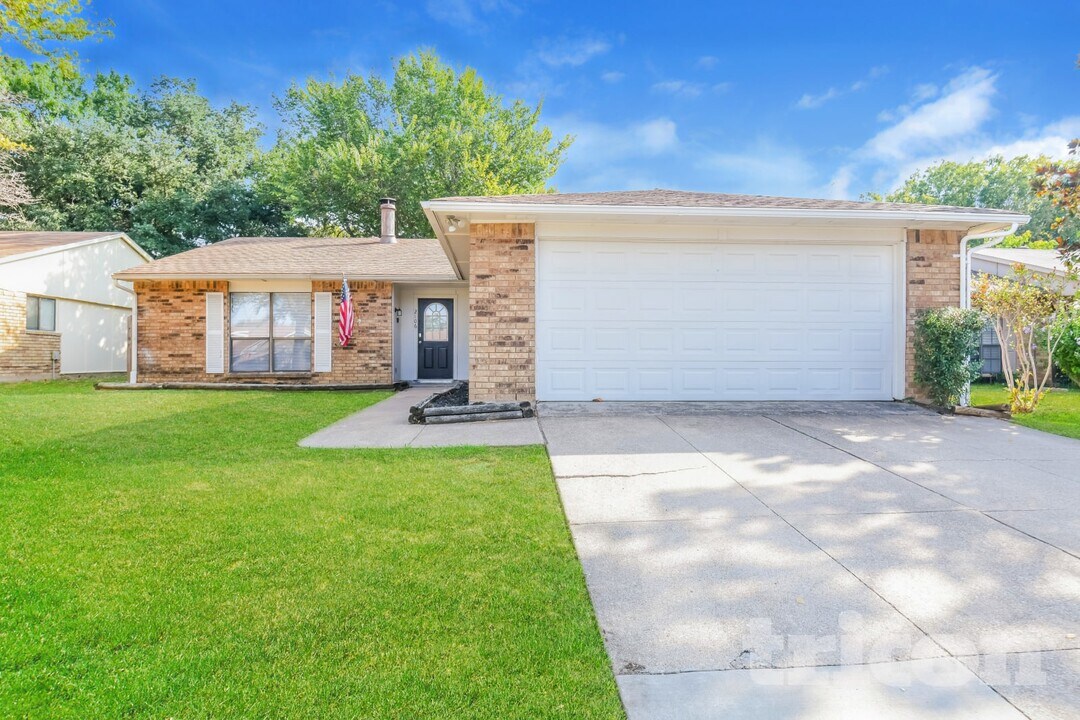2106 Newbury Dr in Arlington, TX - Building Photo