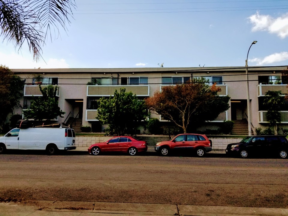 Apartment Los Rosas in Van Nuys, CA - Building Photo