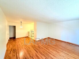 12325 Riverside Dr in Los Angeles, CA - Building Photo