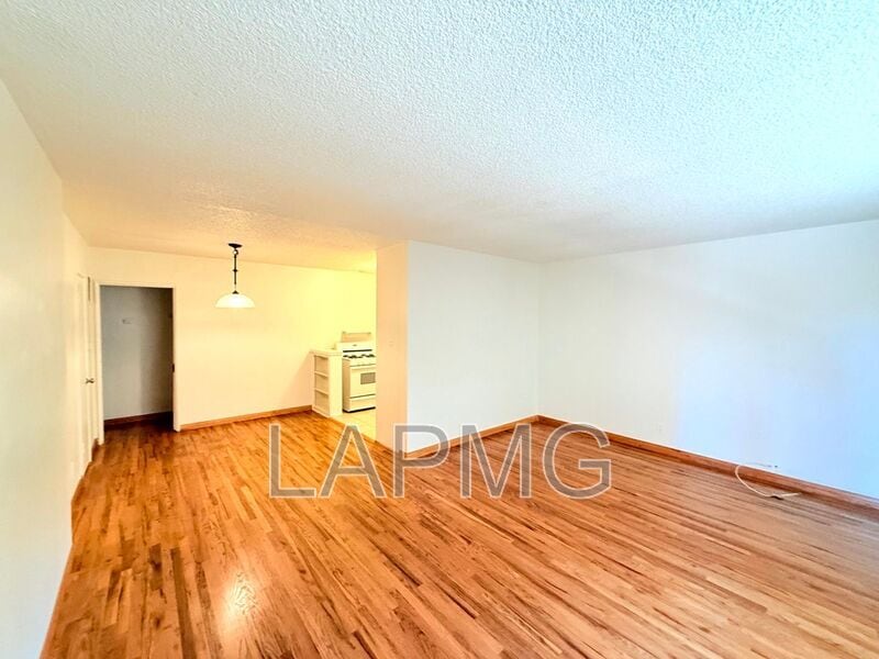 12325 Riverside Dr in Los Angeles, CA - Building Photo