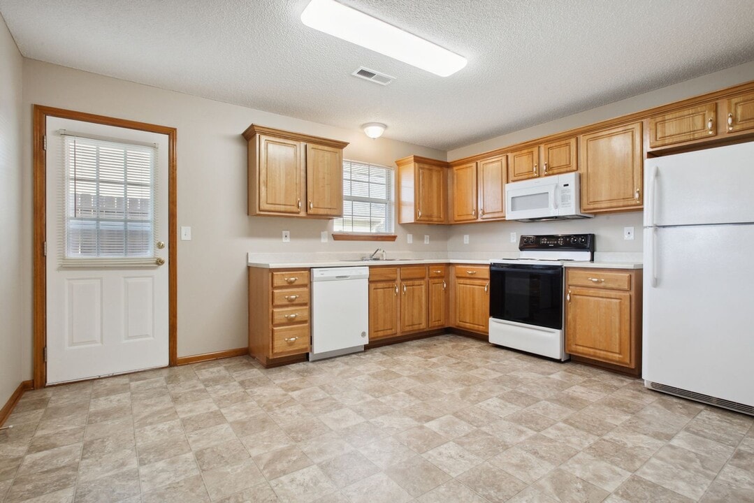 1002 SW Sandy Ln in Grain Valley, MO - Building Photo