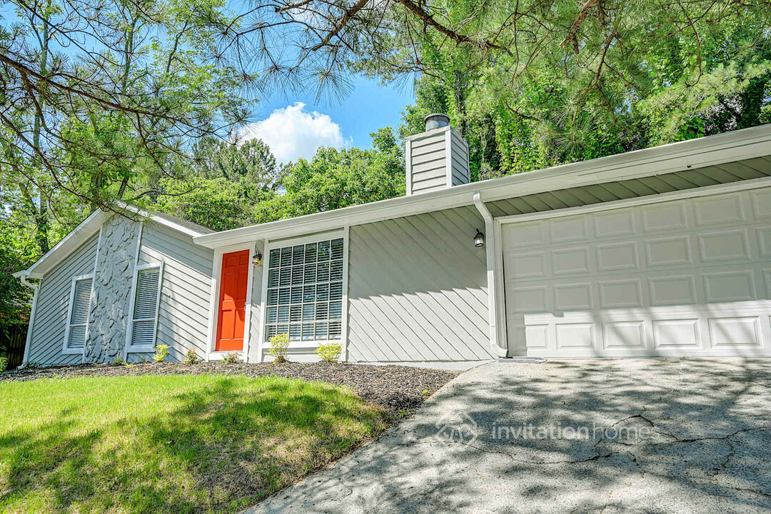 616 Candlewick Ln NW in Lilburn, GA - Foto de edificio