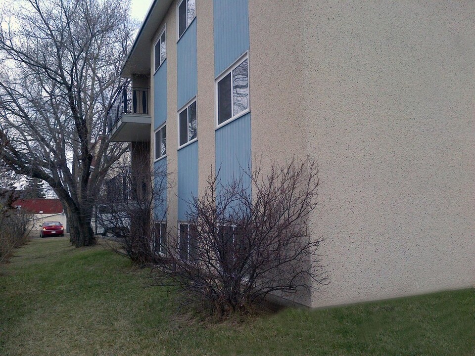 Charles Rutherford Apartments in Fort Saskatchewan, AB - Building Photo