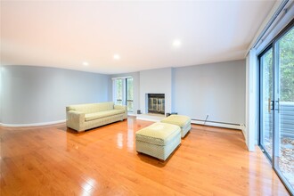 97 Graywood Rd in Port Washington, NY - Building Photo - Building Photo