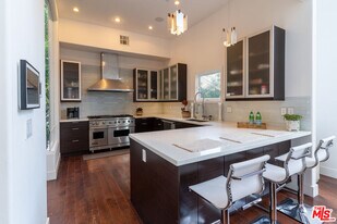 1857 N Beverly Dr in Beverly Hills, CA - Building Photo