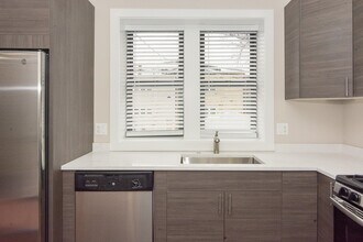 2228 N Sawyer Ave, Unit W2 in Chicago, IL - Building Photo - Building Photo