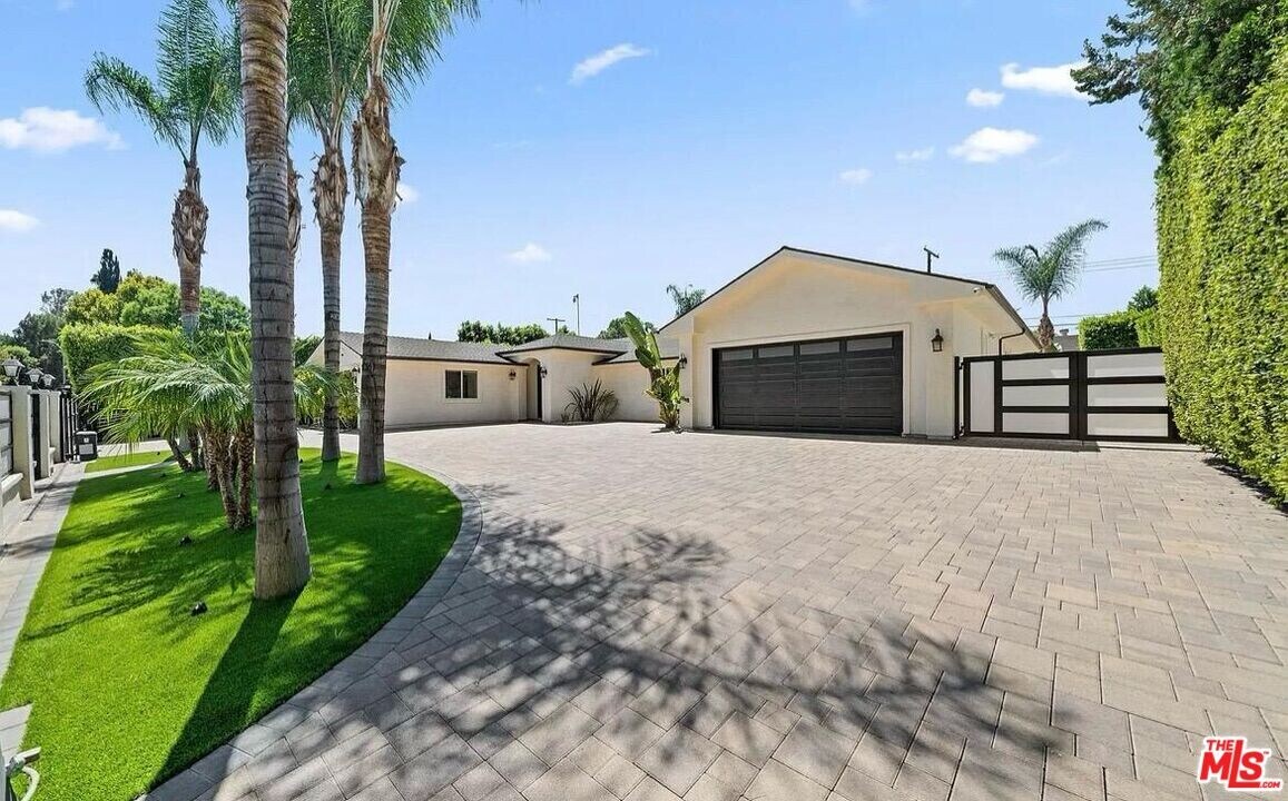 6243 Berquist Ave in Los Angeles, CA - Building Photo
