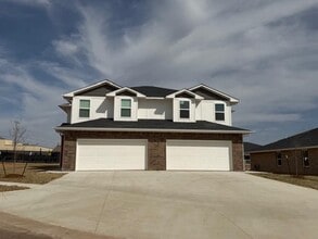 201 E Main St in Yukon, OK - Building Photo - Building Photo