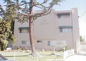 11725 Gilmore St, Unit 4 in Los Angeles, CA - Building Photo